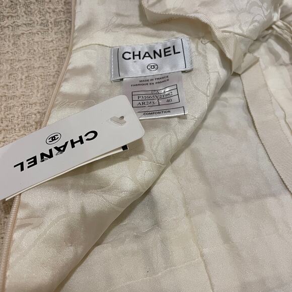 CHANEL 07A Skirt FR 40 | Cream Wool Tweed, Gold Chain Waist, Silk Lined, NWT - Picture 6 of 16
